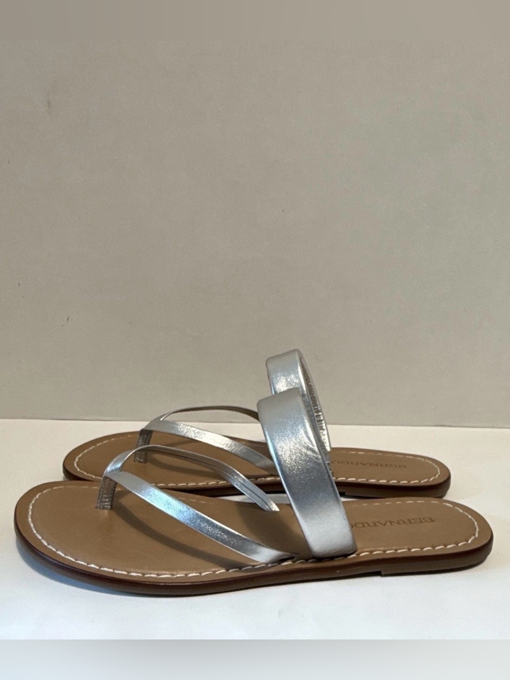 Bernardo Leia silver strappy thong ankle strap sandals womens 9M